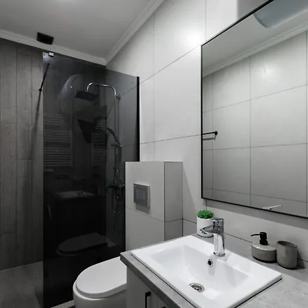 Quiet 1br Retreat 2min To Transit And Shops *